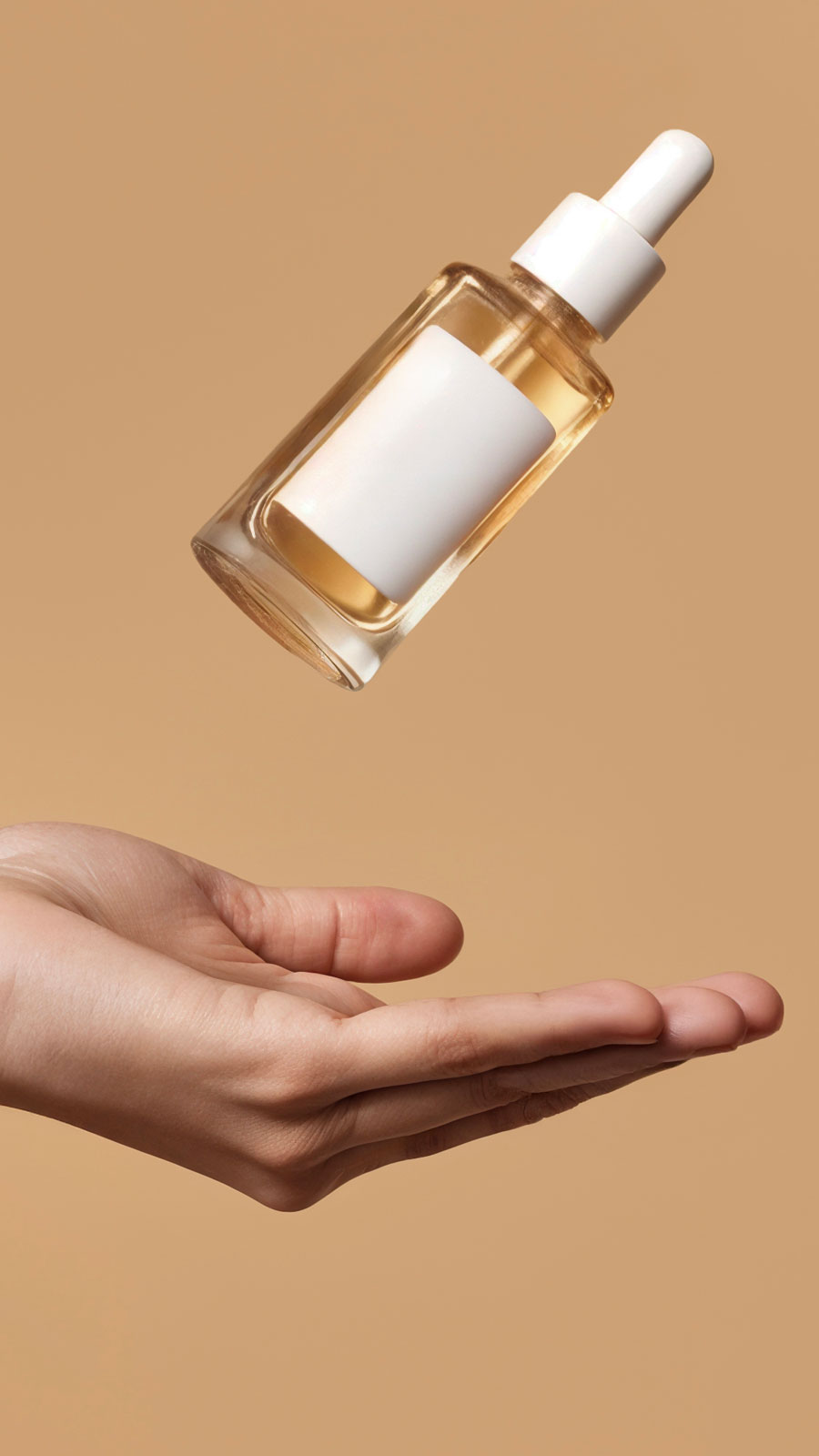 flacone olio con mano femminile